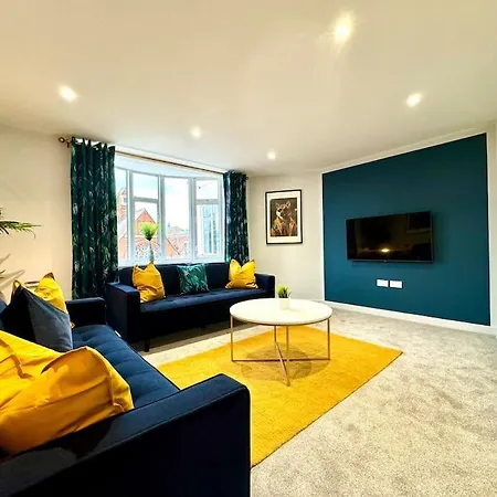 Bournemouth Getaway: 3Br Apartment Near Beach-3